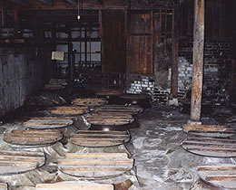 手作りの甕に40年間眠り続ける球磨焼酎