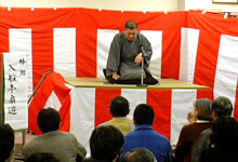 「日本酒と古典落語に親しむ会」の様子